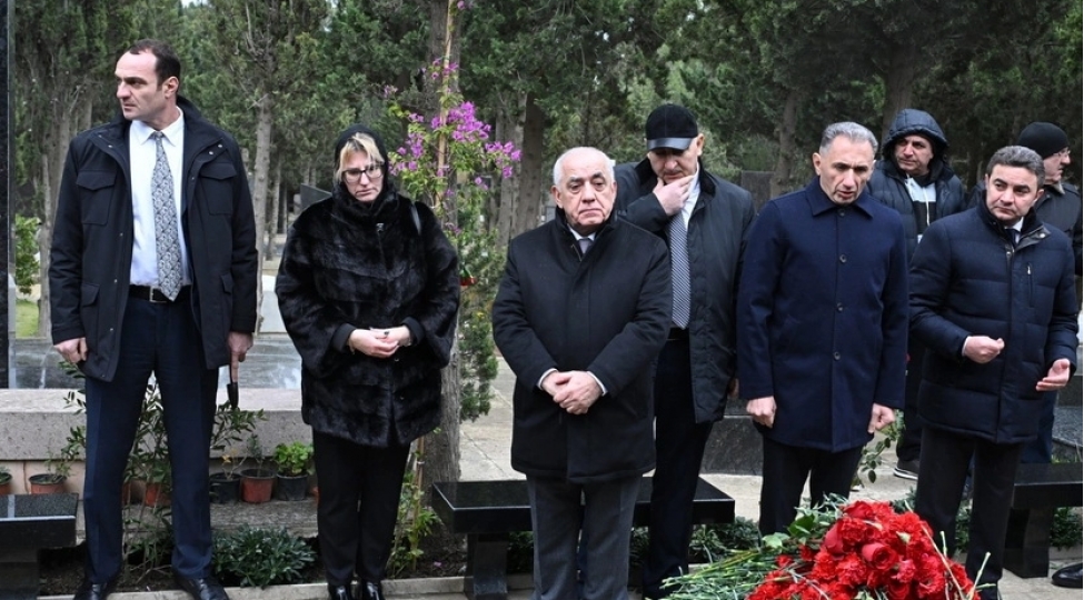 eli-esedov-azal-teyyaresinin-helak-olan-ekipaj-uzvlerinin-mezarlarini-ziyaret-edib