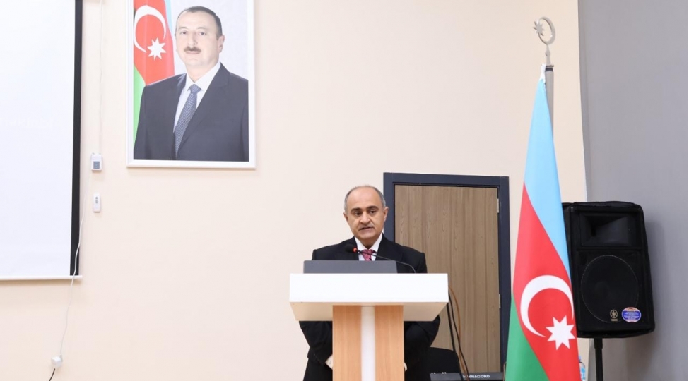 anar-nagiyev-mekteblilerle-gorushub-fotolar