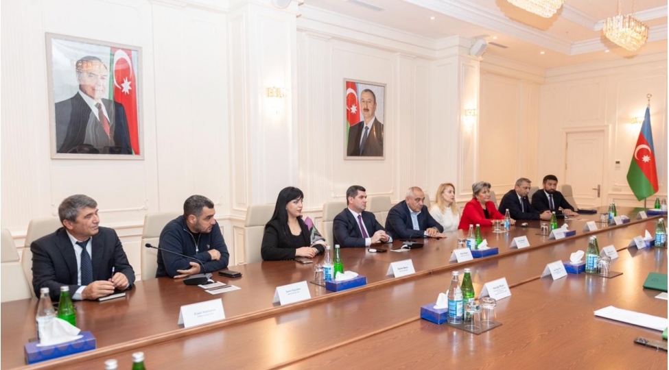 prezident-administrasiyasinin-numayendesi-kend-teserrufati-nazirliyi-yaninda-ictimai-shuranin-uzvleri-ile-gorushub