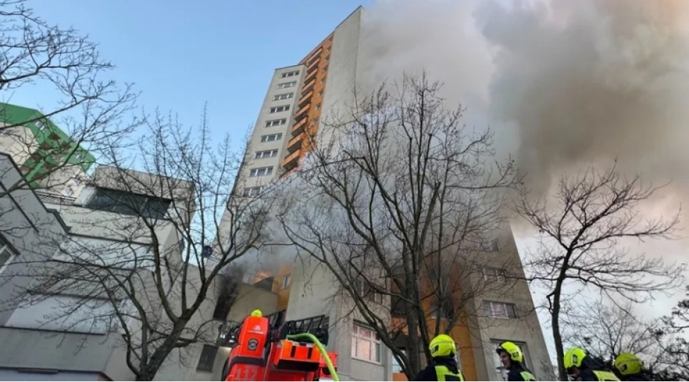 berlinde-choxmertebeli-yashayish-binasinda-yangin-bash-verib