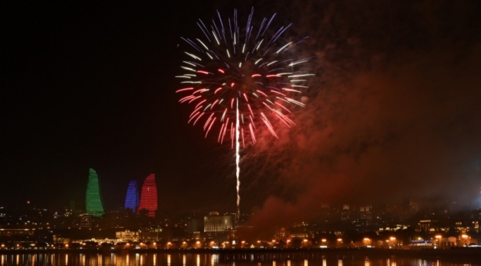 bakida-yeni-il-munasibetile-bayram-ateshfeshanligi-olub