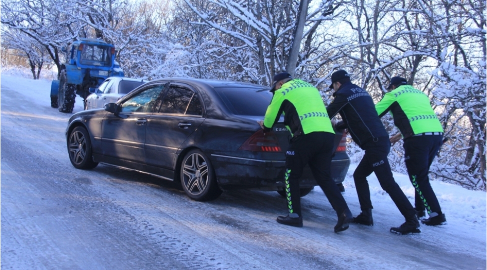 agsu-dolaylarinda-tehlukesizlik-temin-edilib-yolda-qalanlara-komek-gosterilib