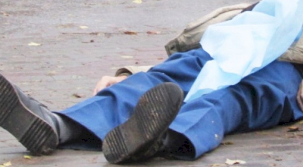 kishi-evinin-damindan-yixilaraq-oldu