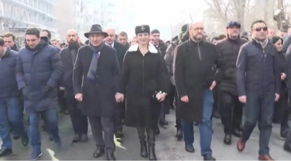 irevanda-pashinyanin-rehberliyi-ile-xach-yurushu-bashlayib