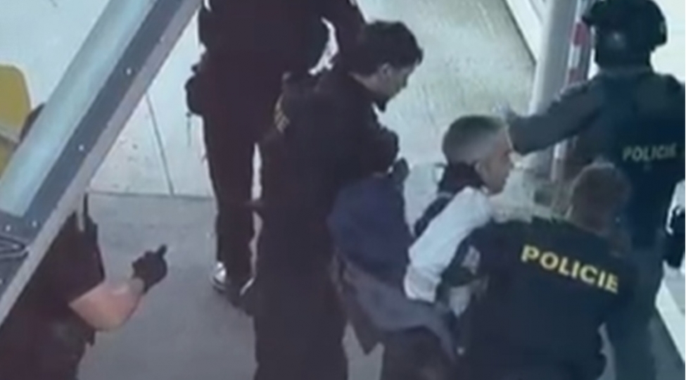 praqa-aeroportunda-sernishin-agente-yumruq-tepikle-hucum-etdi-azal-in-beledchisi