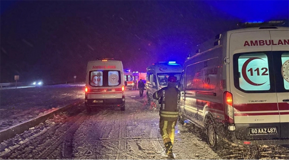 turkiyede-sernishin-avtobusu-tir-a-chirpilib-13-nefer-yaralanib