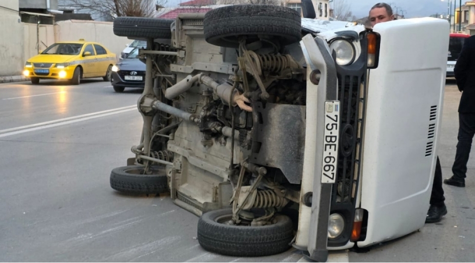 naxchivanda-yol-qezasi-zamani-avtomobil-ashib