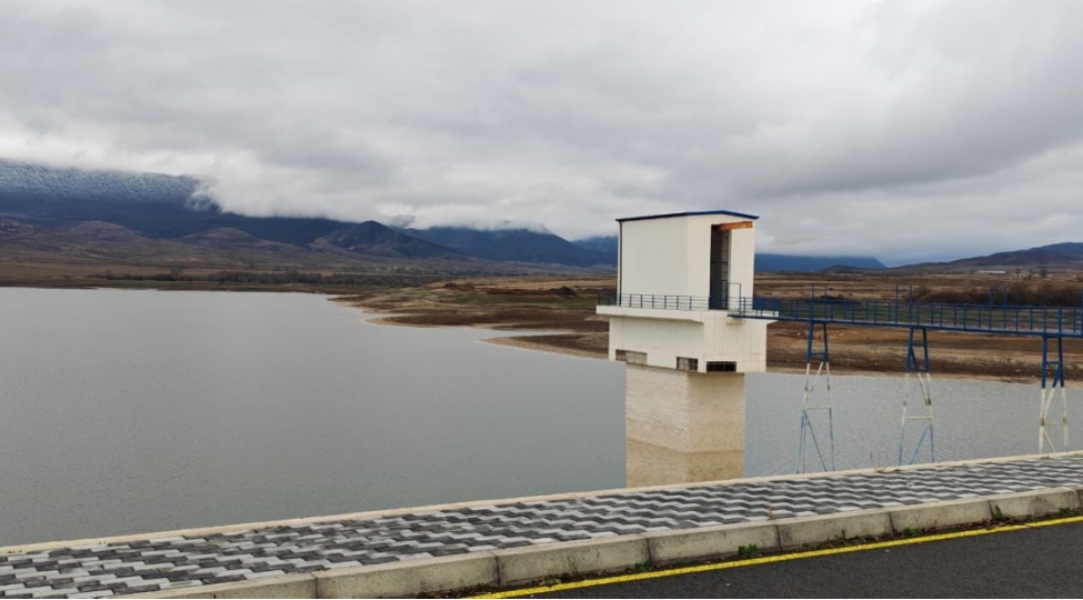 xachinchay-su-anbarindan-baglarin-ve-taxil-ekinlerinin-suvarilmasinda-istifade-olunur