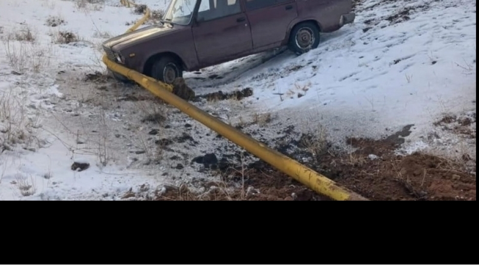 avtomobil-qaz-xettine-chirpilib-besh-kend-qazsiz-qalib