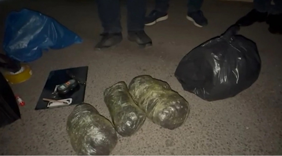 narkokuryerlikde-shubheli-bilinen-shexsden-5-kq-marixuana-ashkarlanib