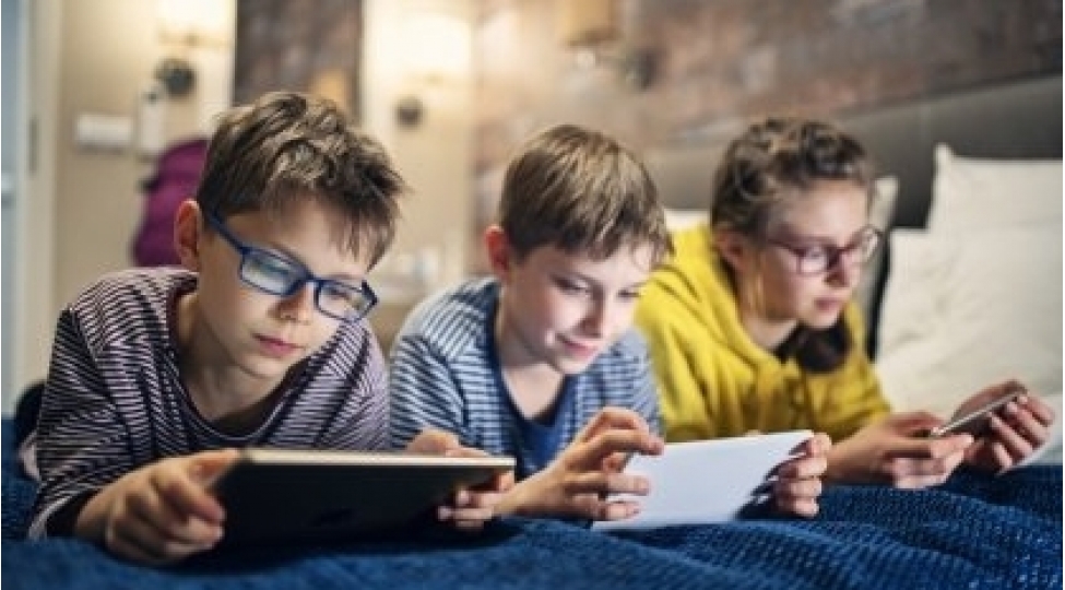 ekran-qarshisinda-boyuyen-nesil