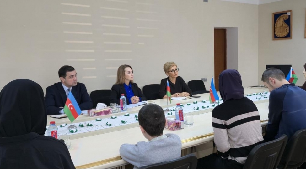 olkeye-repatriasiya-edilmish-shexslerle-gorush-kechirilib