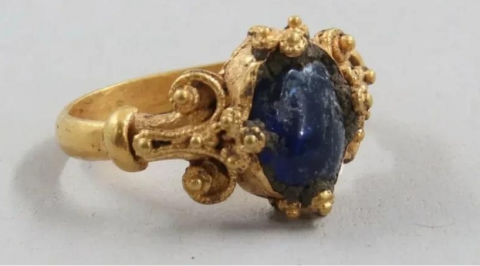 norvechde-yashi-texminen-800-il-olan-qizil-uzuk-ashkar-edilib