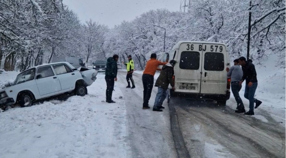 qar-bakishamaxiyevlax-yolunda-hereketi-chetinleshdirib