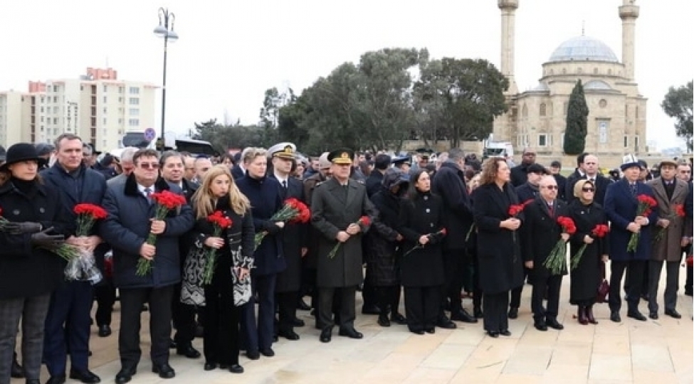 azerbaycanda-akkredite-olunmush-diplomatlar-shehidler-xiyabanini-ziyaret-edib