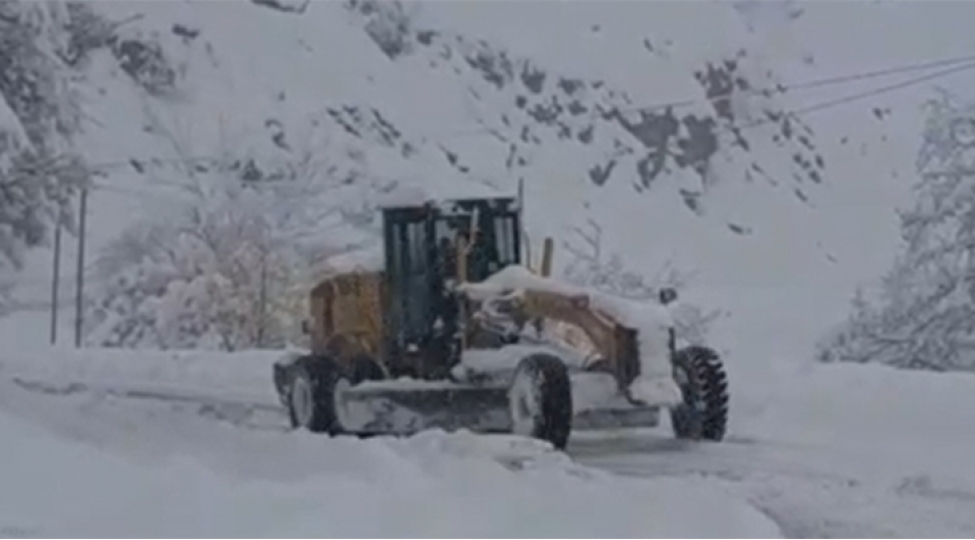 masalli-yardimli-avtomobil-yolu-qardan-temizlenir-video