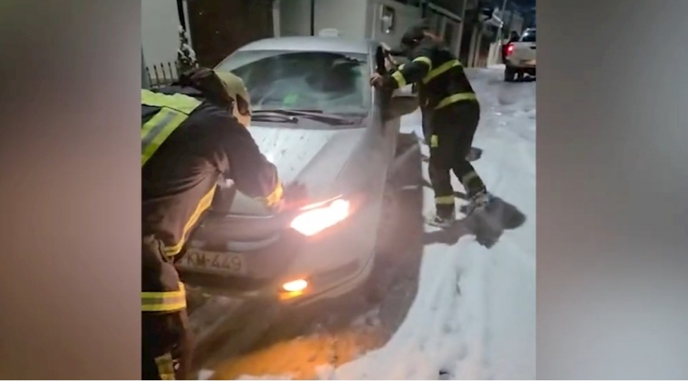 xankendide-mashinlarda-komeksiz-qalan-shexslere-komek-gosterildi