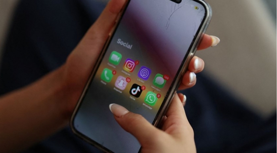 lordlar-palatasi-16-yashdan-ashagilar-uchun-sosial-media-qadagasini-destekleyib