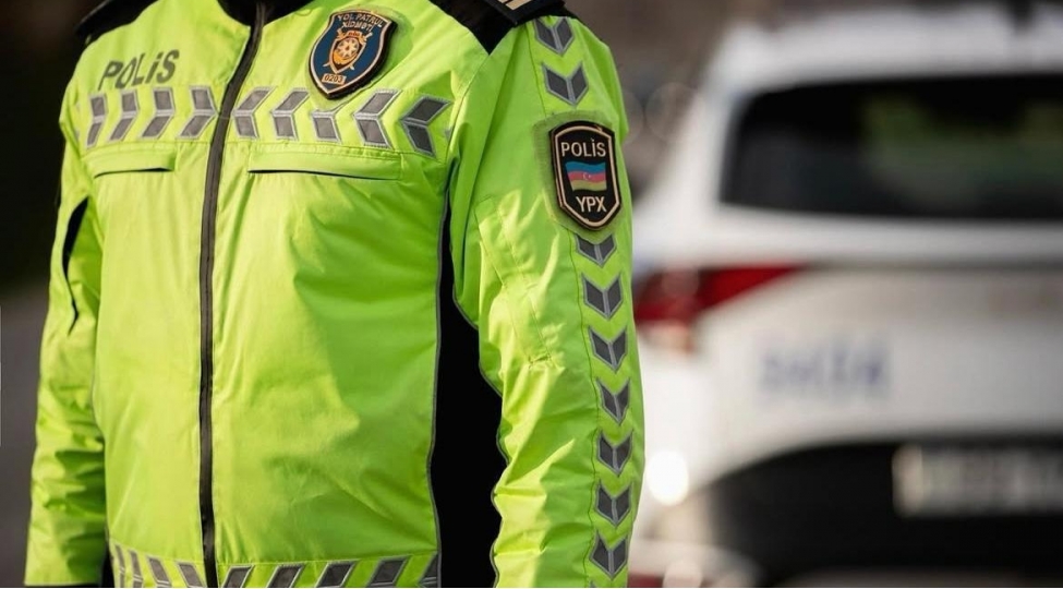 surucu-hereket-zamani-sukan-arxasinda-mobil-telefondan-istifade-ederken-saxlanildi-video