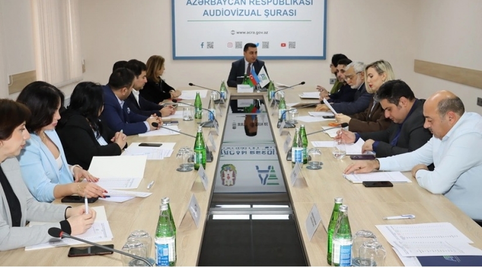 oten-ay-teleaparicilar-azerbaycan-dilinde-qarshiligi-olan-33-xarici-soz-ishledibler