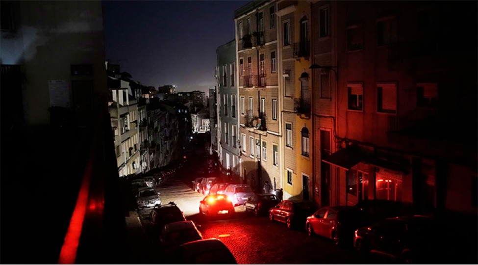 bu-olkede-yuz-minlerle-insan-qaranliga-qerq-olub