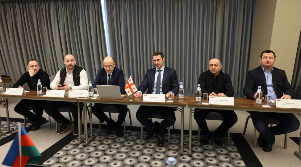 ady-sedri-gurcustanli-hemkari-ile-gorushub