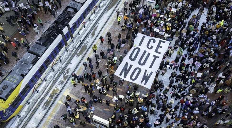 absh-daminlerle-numayishchi-miqrasiya-xidmetine-qarshi-chixib