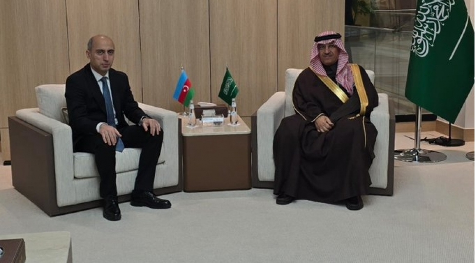 emin-emrullayev-seudiyyeli-hemkari-ile-gorushub