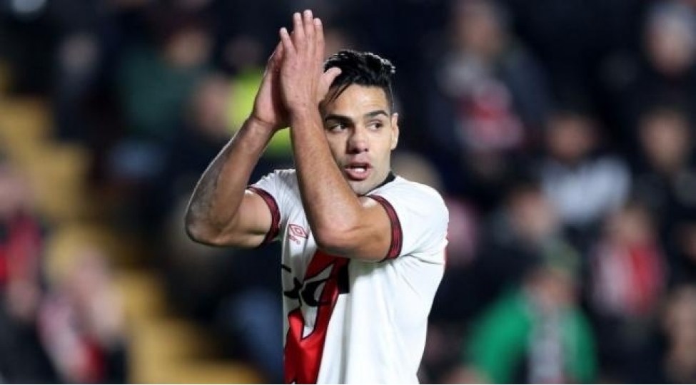 falkaonun-heykel-ucaldilib-foto