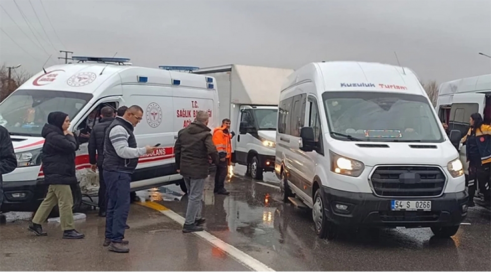 turkiyede-tecili-tibbi-yardim-mashini-mikroavtobusla-toqqushub-xesaret-alanlar-var