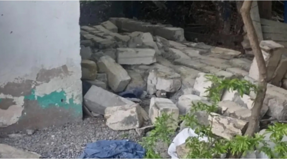 bakida-kishi-kuleyin-ashirdigi-hasarin-altinda-qalaraq-olub