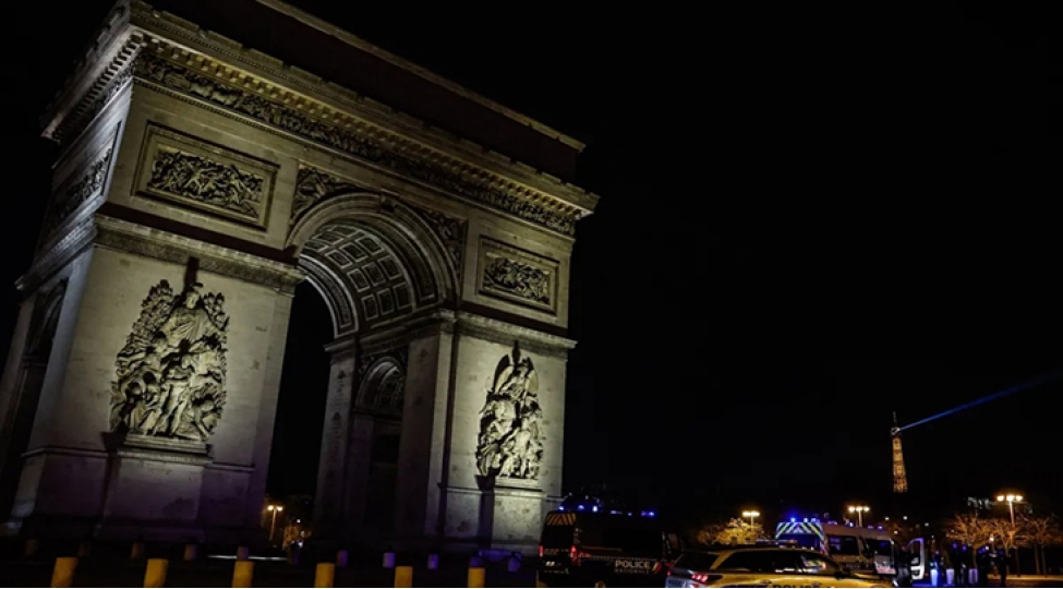 parisde-jandarmlara-hucum-eden-shexs-gullelenib