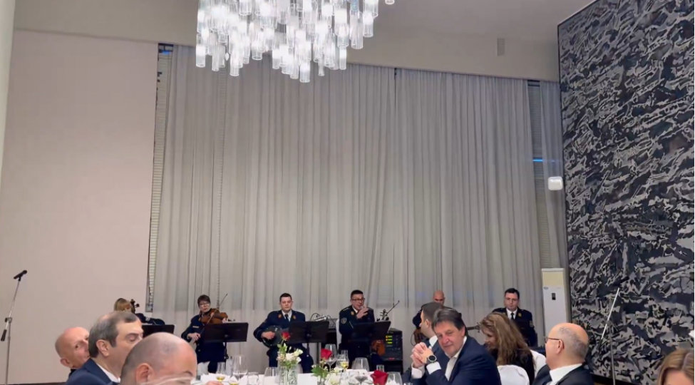 vuchichin-adindan-verilen-sham-yemeyinde-herbi-orkestr-azerbaycan-mahnisi-ay-lachini-ifa-edib