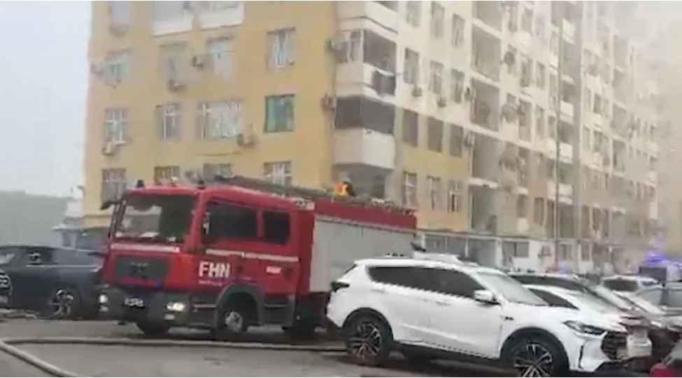 bakida-binada-yangin-olub-sakinler-texliye-edilib