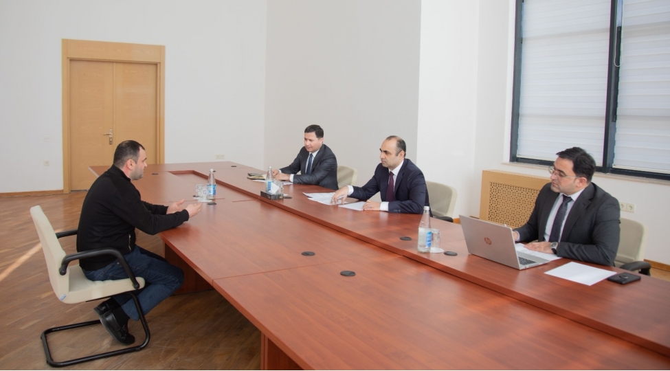 mehman-veyselov-qebelede-vetendashlari-qebul-edib-teserrufatlara-bash-chekib