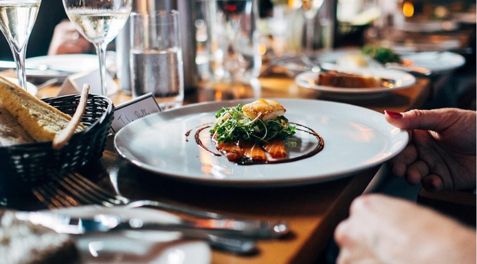 absh-da-restoranlar-ariqlama-trendi-fonunda-porsiyalari-azaldir