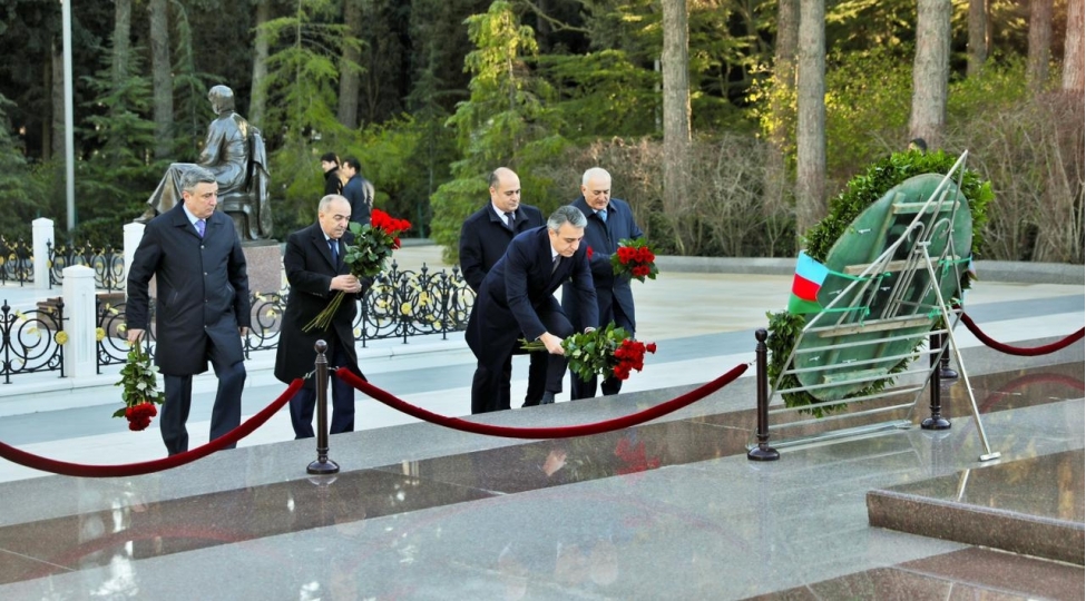 aayda-emekdashlari-peshe-bayramlarini-qeyd-edirler