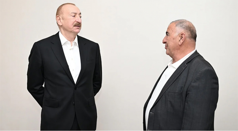 prezident-ilham-eliyev-xocavend-kendine-kochmush-sakinin-evinde-olub-sohbet-edib