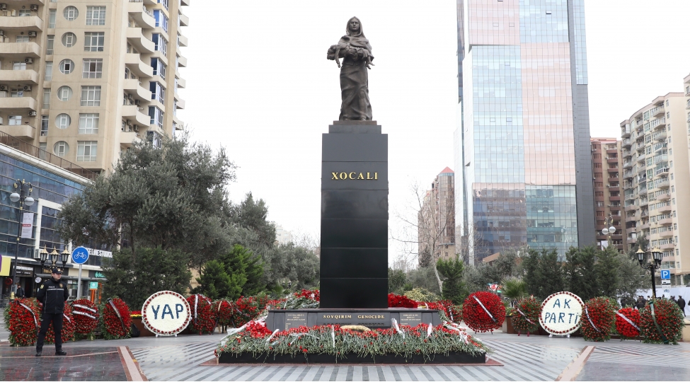 xocali-soyqiriminin-34-cu-ildonumunde-ana-harayi-abidesi-ziyaret-olunub