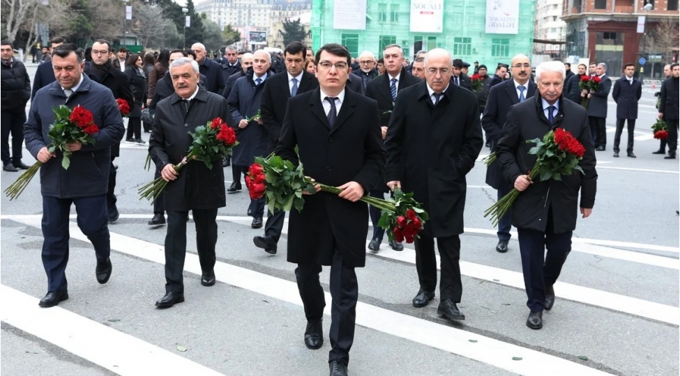 iqtisadiyyat-nazirliyinin-rehberliyi-xocali-soyqirimi-abidesini-ziyaret-edib-2