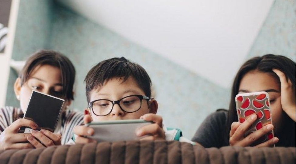 ekran-qarshisinda-boyuyen-nesil-onlari-nece-qoruyaq