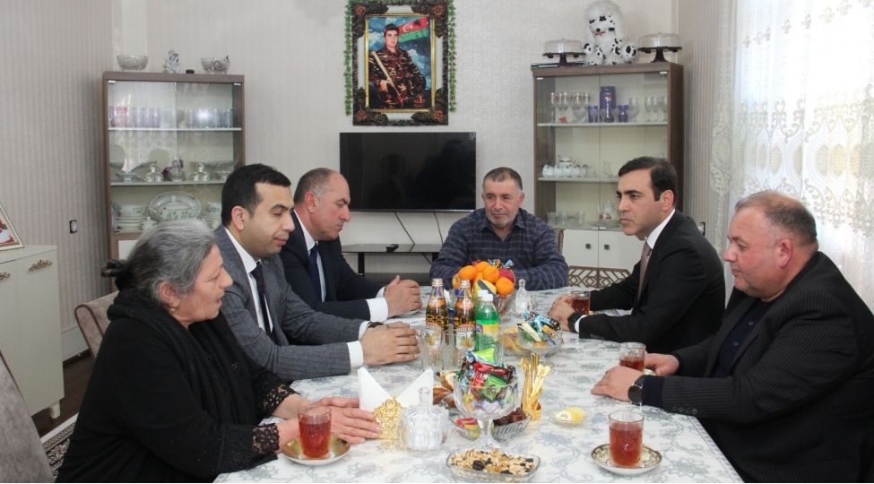 anar-memmedov-shehid-shamil-ismayillinin-ailesini-ziyaret-edib