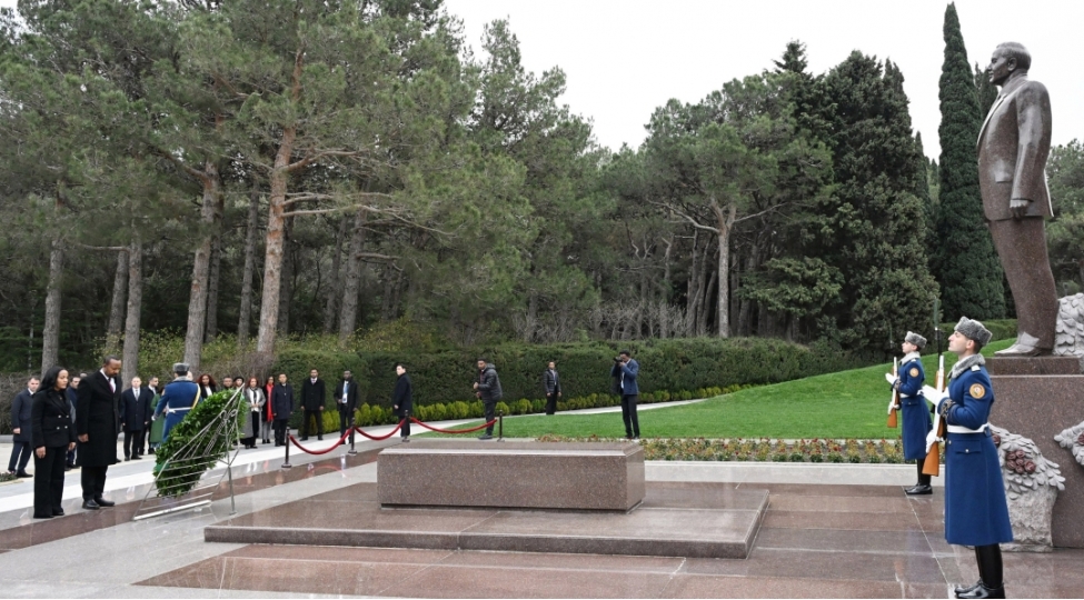 efiopiyannin-bash-naziri-fexri-xiyabanda-ulu-onder-heyder-eliyevin-mezarini-ziyaret-edib