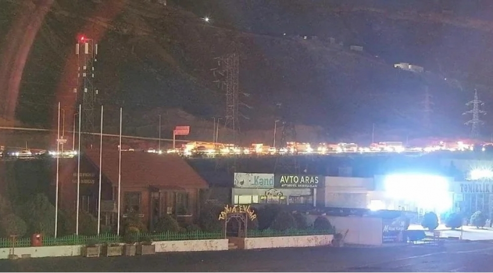 baki-dairevi-yolda-neqliyyat-vasitesi-yanib-sixliq-yaranib