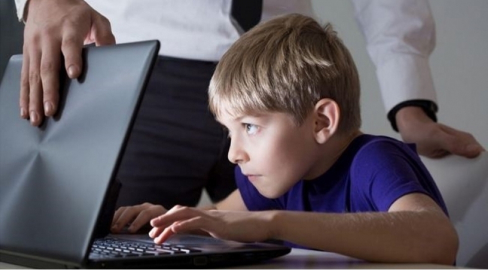 nezaretsiz-ve-tehlukeli-reqemsal-kontent-ushaqlarin-psixoloji-durumuna-ciddi-tesir-edir-sherh