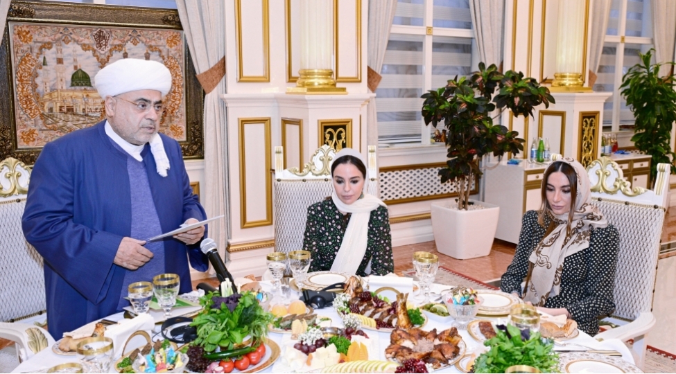 muqeddes-ramazan-ayi-munasibetile-iftar-merasimi-kechirilib-foto