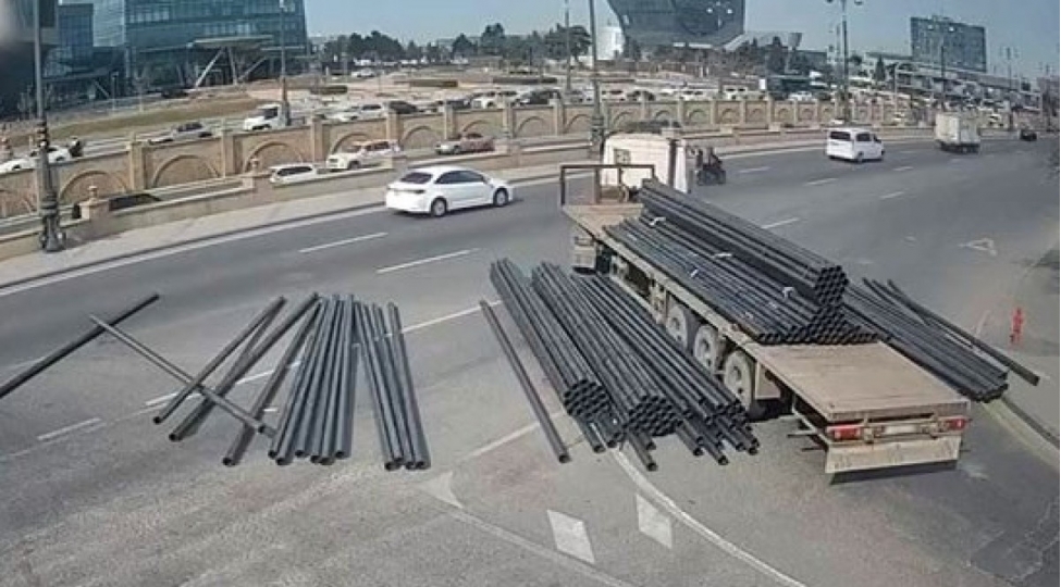 bagirov-korpusunde-yuk-yola-dagilib-hereket-chetinleshib