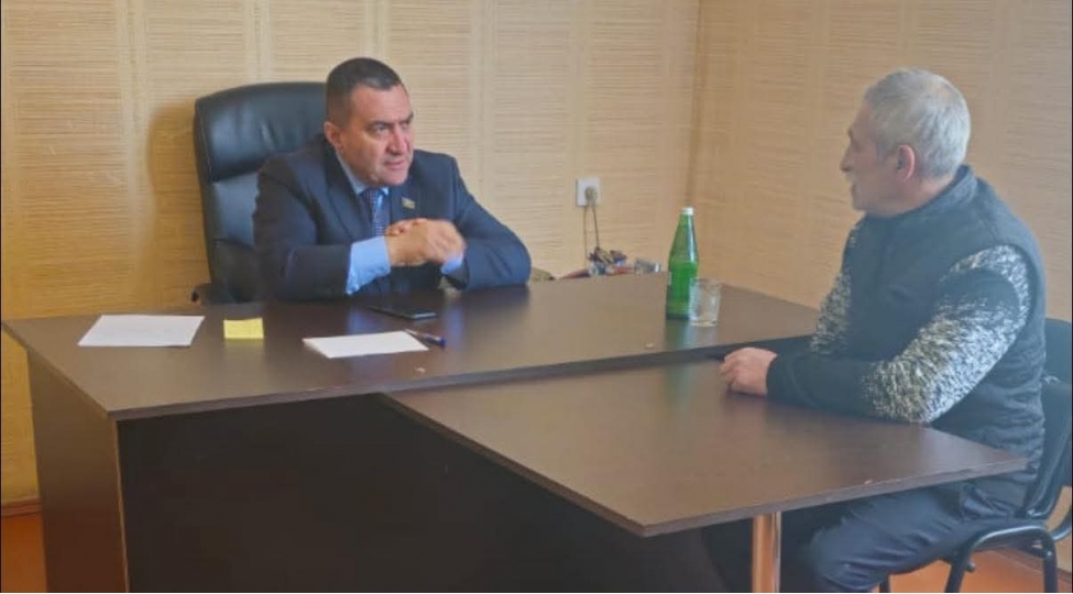 mushfiq-memmedli-xizida-sechicilerle-gorushub