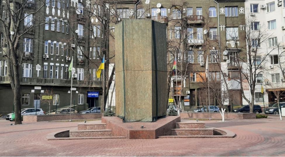 xarkovda-azerbaycan-mutefekkirlerinin-heykelleri-hava-zerbelerinden-muhafize-olunur