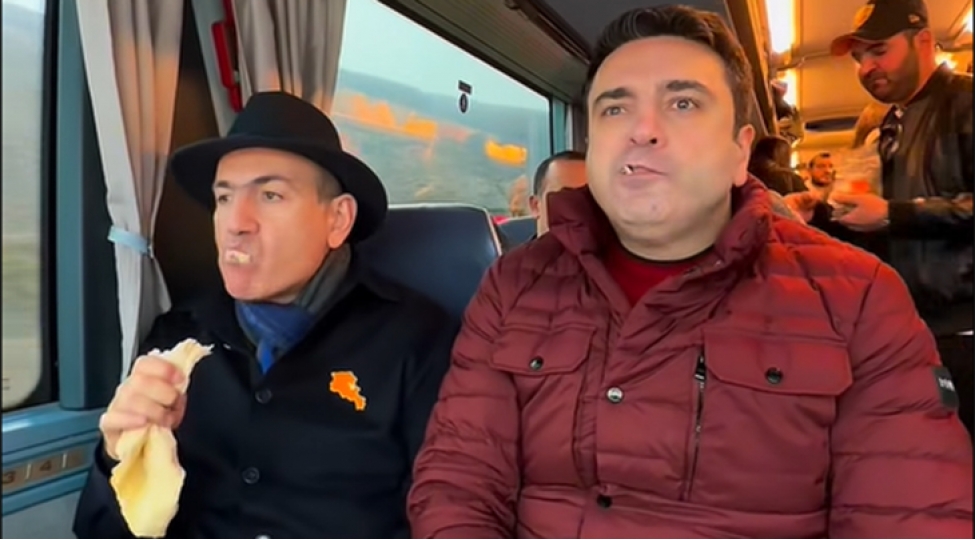 pashinyan-bu-defe-de-lavash-yedi-video